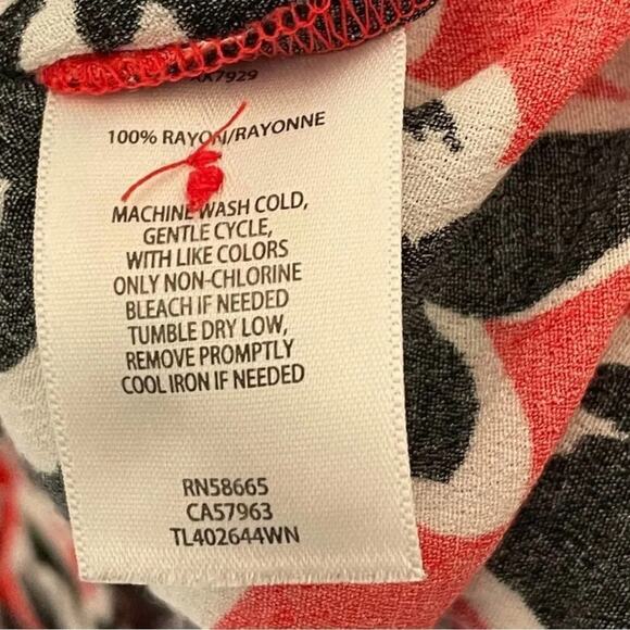 LEiTH Floral Red Black & White Semi Cropped V Neck Blouse, Size 4X - Picture 6 of 8